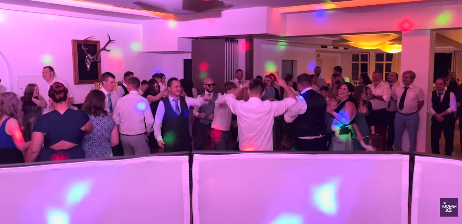Volle Tanzfläche bei einer Hochzeit mit DJ Summerice
